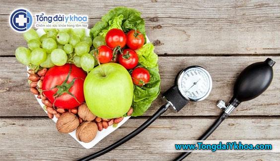 Ăn thực phẩm tươi sống và tránh chất béo động vật và các mặt hàng chế biến có thể giúp mọi người kiểm soát mức cholesterol.