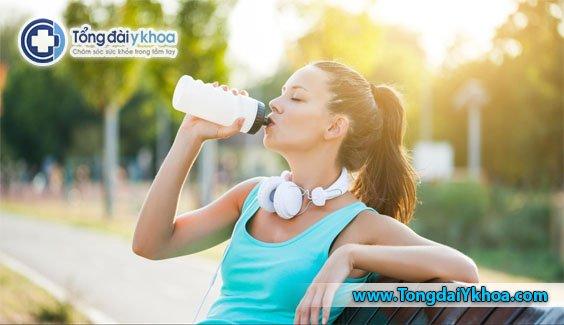 Một người nên uống nhiều nước trong thời tiết nóng để giảm nguy cơ bị ngã hoặc ngất.