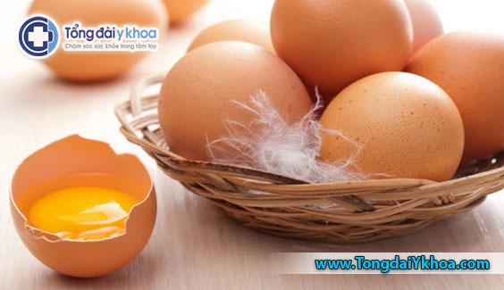 Trứng sống và chưa chin có thể mang vi khuẩn Salmonella. Bạn hãy chọn trứng tiệt trùng khi có thể và tránh trứng có vỏ nứt hoặc bẩn.